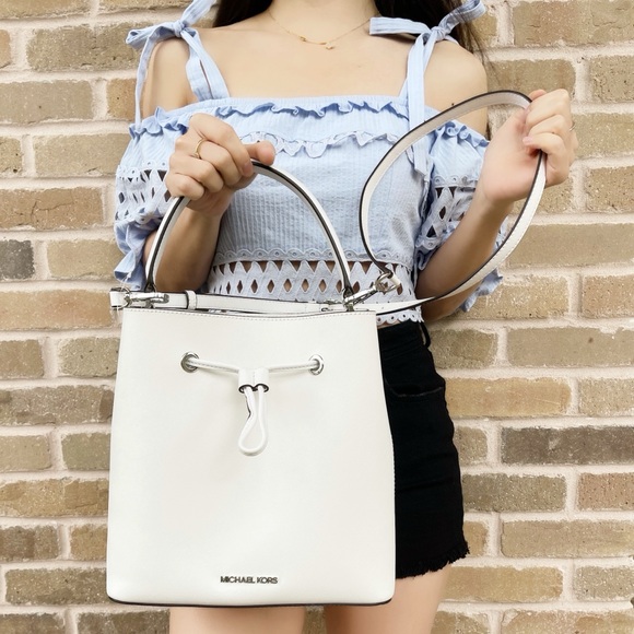 Michael Kors large drawstring bucket bag white - Picture 3 of 10